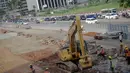 Suasana proses pengerukan pembangunan stasiun bawah tanah MRT di jalan Sudirman, Jakarta, Kamis (14/8/14). (Liputan6.com/Faizal Fanani)