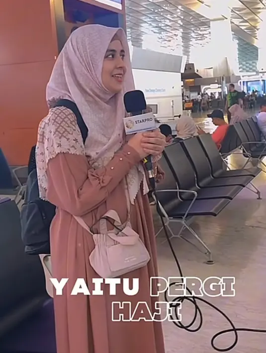 Risty Tagor juga menunaikan ibadah Haji tahun ini, saat berada di bandara untuk berangkat, ia mengenakan gamis warna coklat sambil membawa backpack hitam dan dumping sling bag ungunya. [@ristytagor]