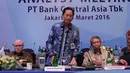 Presiden Direktur BCA, Jahja Setiaatmadja (tengah) bersama jajaran direksi saat paparan kinerja Bank BCA di Jakarta, (3/3). PT Bank Central Asia Tbk (BCA) mencatatkan kinerja keuangan positif di tahun 2015. (Liputan6.com/Angga Yuniar)