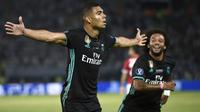 Gelandang Real Madrid Casemiro merayakan gol ke gawang Manchester United pada laga Piala Super Eropa 2017 di Philip II Arena, Skopje, Selasa (8/8/2017). (AFP/Nikolay Doychinov)