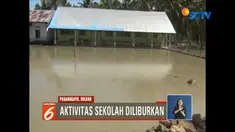 Warga yang rumahnya terendam banjir enggan mengungsi dan memilih tetap bertahan di rumahnya untuk mengamankan harta benda mereka.