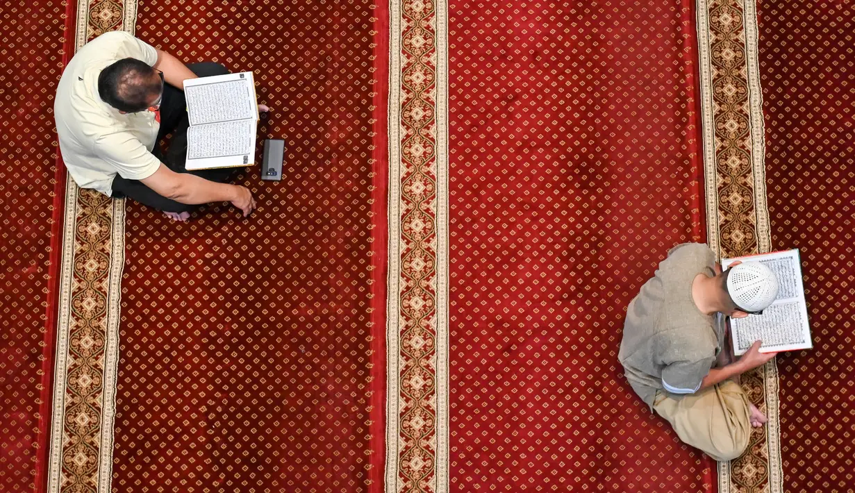 Kegiatan ini bisa dilakukan karena ada orang lain yang akan menyimak dan mendengarkan bacaan hafalan kita. (AFP/CHAIDEER MAHYUDDIN)