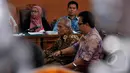 Pensiunan Jaksa, Atnan Talyaja (kiri) dan Dosen Fakultas  Hukum UI, Junaidi (kanan) saat menadi saksi di praperadilan budi Gunawan di Pengadilan Negri Jakarta Selatan, Jumat (13/2/2015). (Liputan6.com/Johan Tallo)