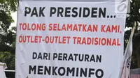Pedagang pulsa membawa sejumlah spanduk saat menggeruduk Kantor Kementerian Komunikasi dan Informasi (Kemenkominfo), Jakarta, Senin (2/4). Mereka tergabung dalam Kesatuan Niaga Celluler Indonesia (KNCI). (Liputan6.com/Arya Manggala)