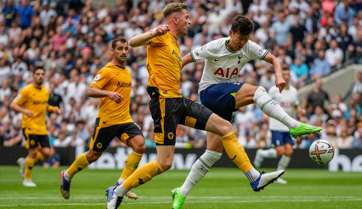 Pemain Tottenham Hotspur Son Heung-min (kanan) menendang bola saat melawan Wolverhampton Wanderers pada pertandingan sepak bola Liga Inggris di Tottenham Hotspur, London, Inggris, 20 Agustus 2022. Tottenham Hospur menang dengan skor 1-0 atas Wolverhampton Wanderers. (AP Photo/Frank Augstein)