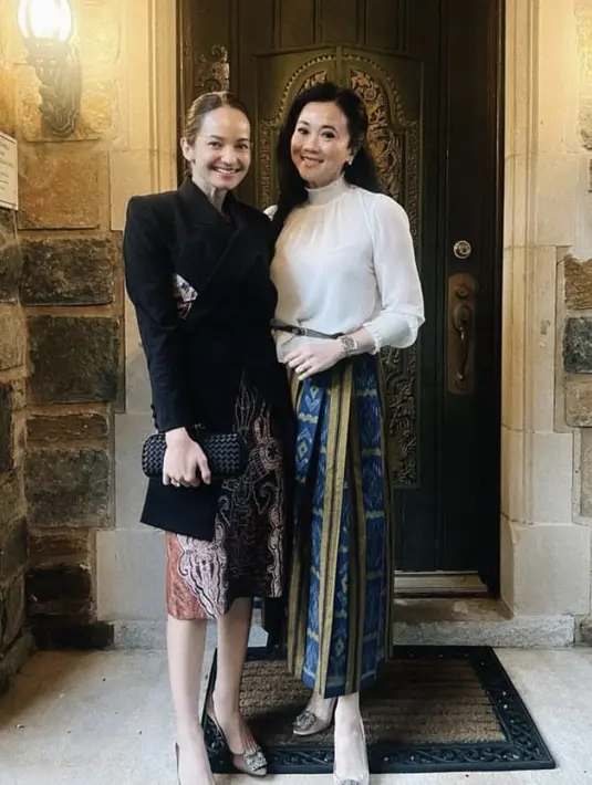 Jadi anggota Dharma Wanita di Amerika, Enzy tampil elegan dengan atasan hitam lengan panjang dipadukan rok batik dan heelsnya. @enzystoria
