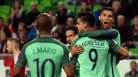 Penyerang Portugal, Andre Silva, saat merayakan gol ke gawang Hungaria, di Budapest, Minggu (3/9/2017). (AFP/Attila Kisbenedek). 