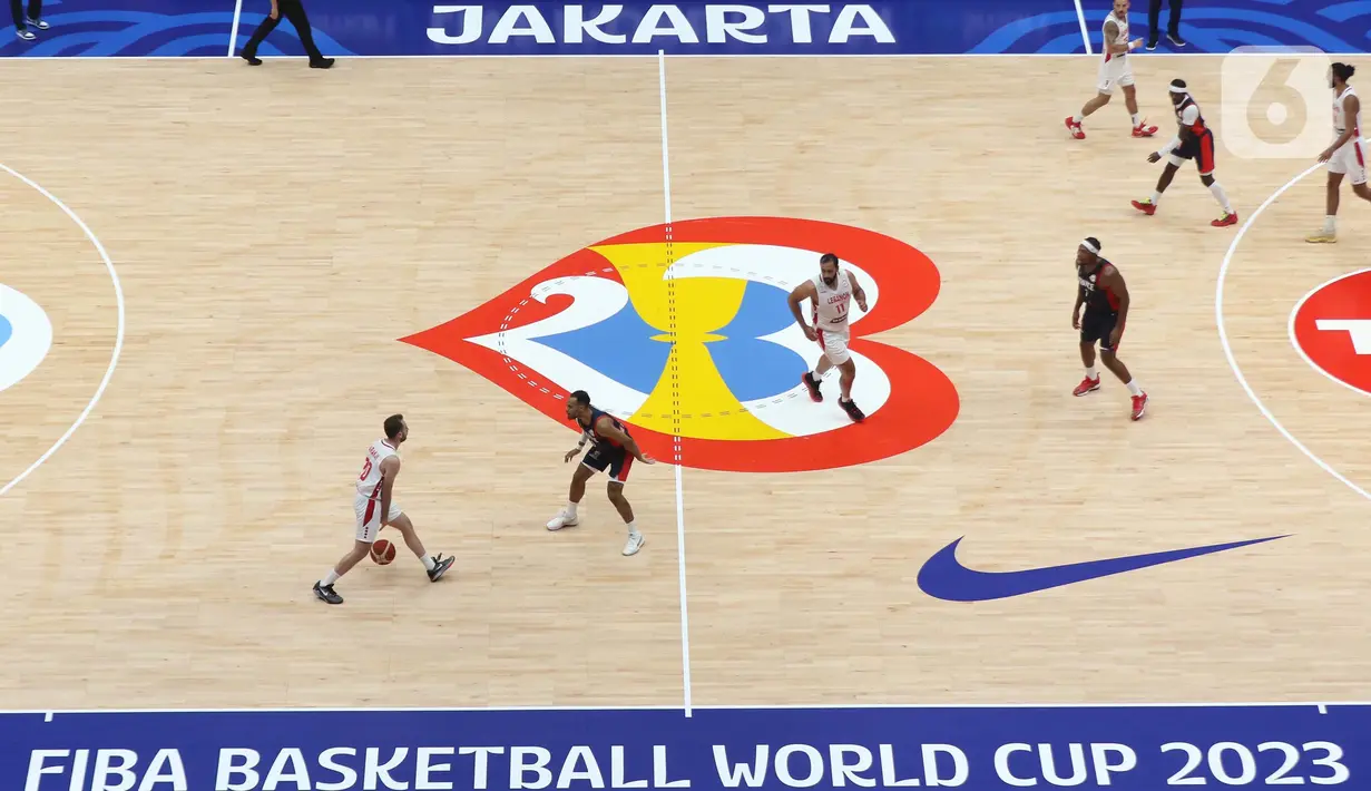 Laga penyisihan Grup H FIBA World Cup 2023 antara Lebanon dan Perancis di Indonesia Arena, Gelora Bung Karno, Jakarta pada Selasa (29/8/2023) berlangsung ketat. (Liputan6.com/Helmi Fithriansyah)