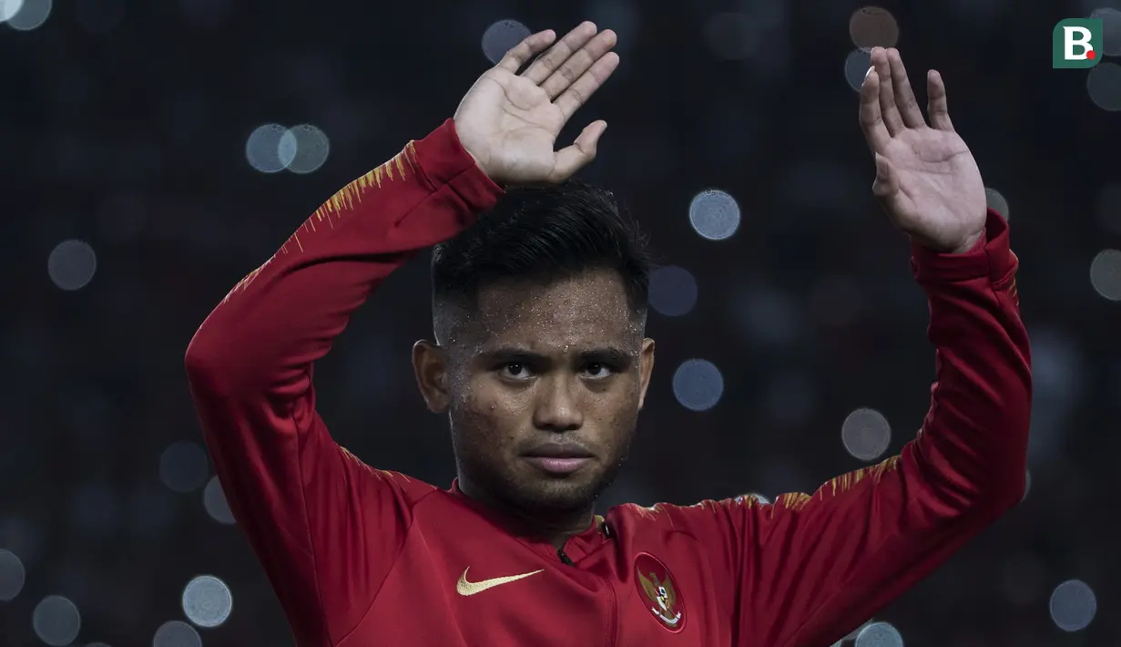 Gelandang Timnas Indonesia, Saddil Ramdani, menyapa suporter sebelum melawan Jepang pada laga Piala AFC U-19 di SUGBK, Jakarta, Minggu (28/10). Indonesia 0-2 dari Jepang. (Bola.com/Vitalis Yogi Trisna)