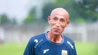 Pelatih Timnas Indonesia Putri, Satoru Mochizuki, saat memimpin latihan timnya di Dewa United, Tangerang, pada Rabu (25/6/2025) sore WIB. (Bola.com/Muhammad Iqbal Ichsan)