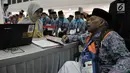 Salah seorang calon jemaah haji lansia menjalani tes kesehatan di Asrama Haji Pondok Gede, Jakarta, Senin (16/7). Kloter 1 Embarkasi Jakarta-Pondok Gede akan diberangkatkan ke Arab Saudi pada Selasa (17/7). (Merdeka.com/Iqbal Nugroho)