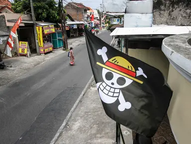 Bendera bajak laut dari anime Jepang One Piece terpasang di salah satu rumah warga di Solo, Jawa Tengah, pada 7 Agustus 2025. (DIKA/AFP)