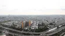 Permukiman padat penduduk dan gedung bertingkat dilihat dari kawasan Jembatan Besi, Jakarta, 5 Juni 2016. Tingkat kepadatan penduduk yang tinggi memicu berbagai permasalahan, dari tata ruang, kemiskinan hingga kriminalitas. (Liputan6.com/Faizal Fanani)