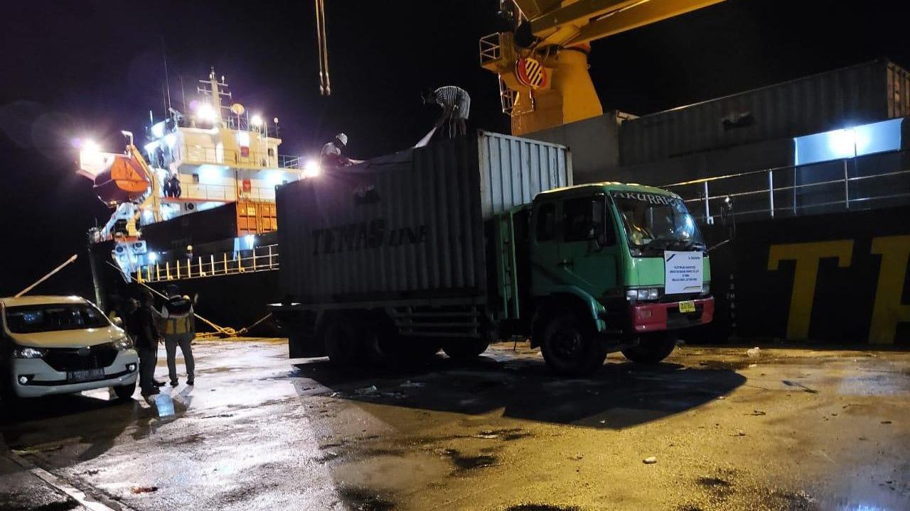 Pengiriman barang kebutuhan Natal dan Tahun Baru dilakukan dengan memanfaatkan kapal tol laut KM. Maura Mas yang dioperatori oleh  PT Temas. (Foto: Kemenhub)