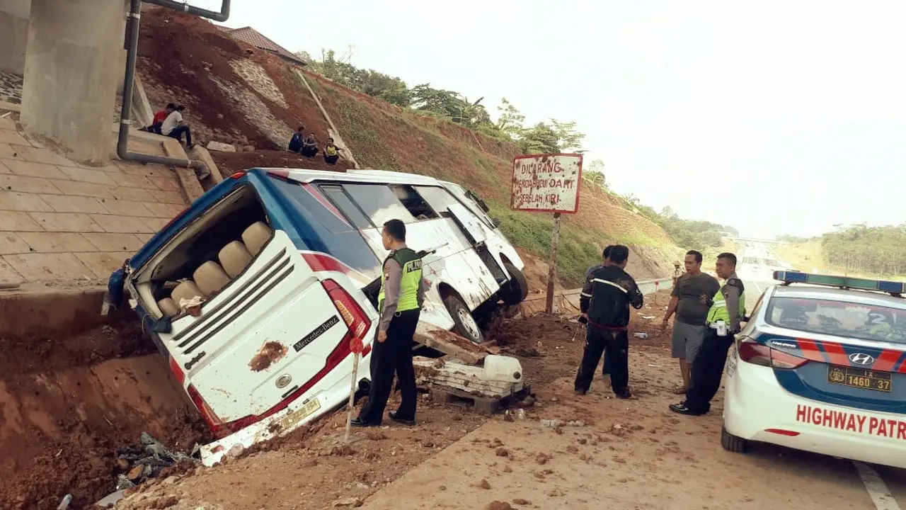 Bus terguling di jalan tol ruas Batang - Semarang
