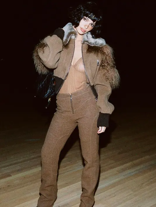 Untuk membuat rambutnya semakin atraktif, aksen ikal menjadi styling tepat untuk menyempurnakan gaya rambutnya. [Foto: Emrata/ Instagram]