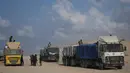Perbatasan Zikim menjadi jalur utama pengiriman bantuan internasional ke Gaza utara. Tampak dalam foto, truk-truk yang mengangkut bantuan kemanusiaan melintasi Kota Gaza setelah masuk dari Israel melalui pos perbatasan Zikim di bagian utara Jalur Gaza, Kamis 13 November 2025. (AP Photo/Jehad Alshrafi)