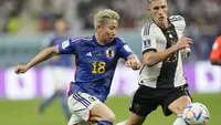 Pemain Timnas Jepang, Takuma Asano berlari menggiring bola saat menghadapi Timnas Jerman dalam laga matchday pertama Grup E Piala Dunia 2022 di Khalifa International Stadium, Doha, Qatar, Rabu (23/11/2022) malam WIB. (AP/Luca Bruno)