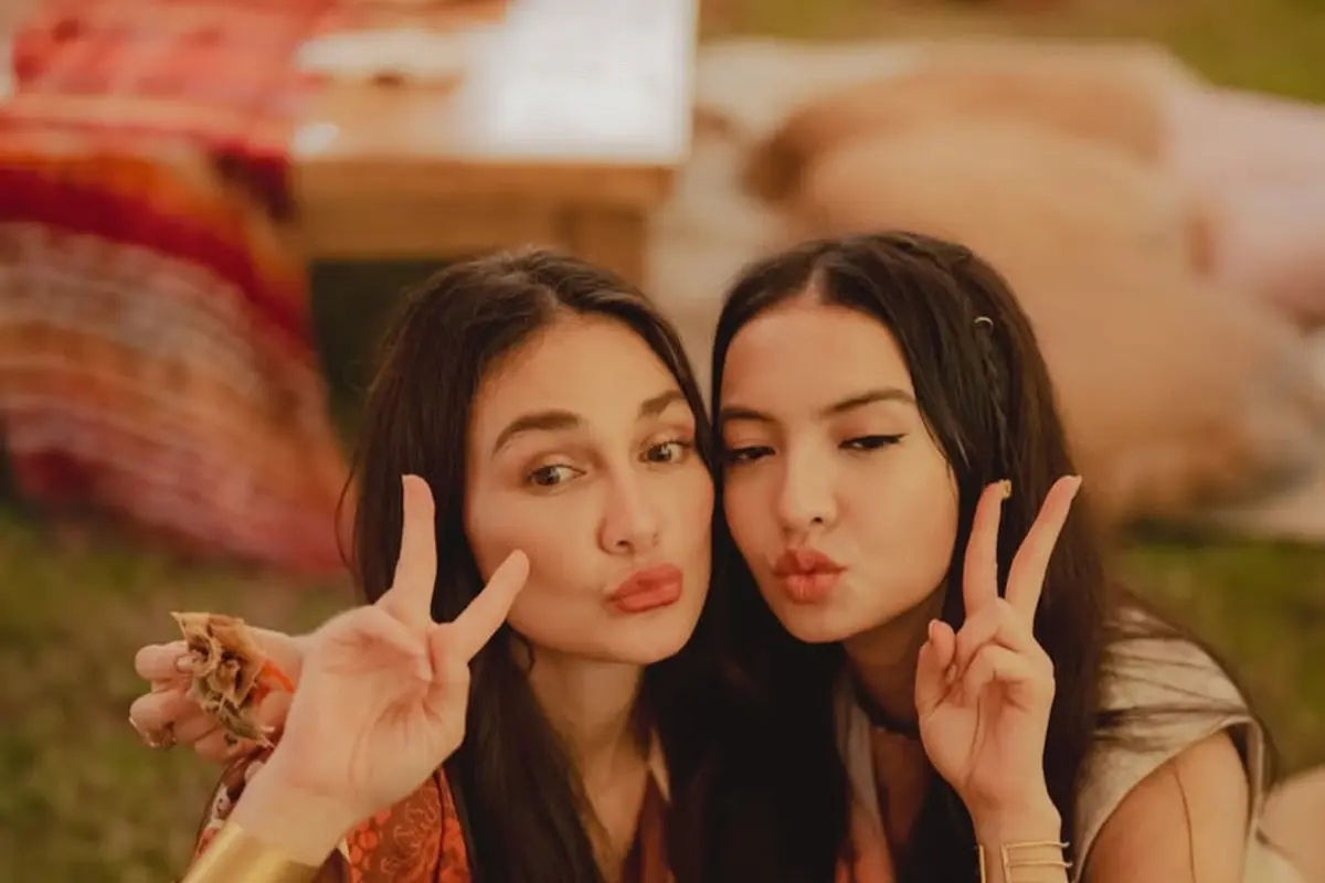 Luna Maya Bergaya Hippie Girl di Ulang Tahun Raline Shah ke-40