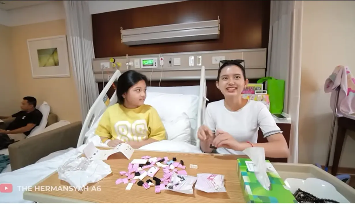 Tampak kekasih Azriel menjenguk Arsy. Arsy tampak bermain dengan Sarah Menzel. [Youtube/The Hermansyah A6]