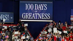Bak sedang kampanye di Michigan, Selasa (29/4/2025) waktu setempat atau Rabu Waktu Indonesia Barat, Presiden Amerika Serikat Donald Trump merayakan 100 hari pertama masa jabatan keduanya. (JEFF KOWALSKY/AFP)