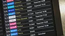 Layar monitor menunjukkan papan kedatangan Terminal 3, dengan penerbangan dari Dubai yang dibatalkan, di Bandara Heathrow, London pada Minggu 1 Maret 2026. Sejumlah maskapai penerbangan mengumumkan penghentian sementara seluruh penerbangan dari dan menuju Dubai, Uni Emirat Arab. (JUSTIN TALLIS/AFP)