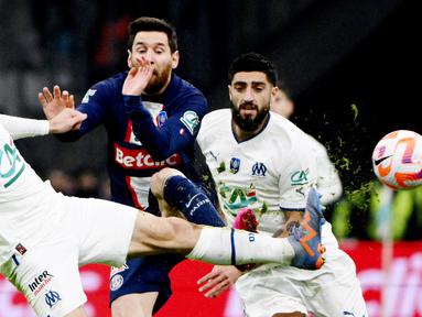 Pemin Paris Saint-Germain (PSG), Lionel Messi, diadang bek Marseille, Sead Kolasinac dan Samuel Gigot, pada laga Piala Prancis di Stadion Stade Velodrome, Rabu (8/2/2022). (AFP/Christophe Simon)