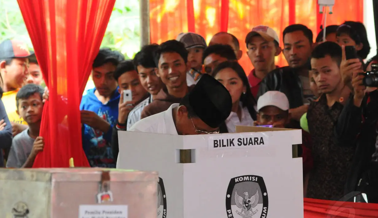 Prabowo Subianto tampak tengah menggunakan hak suaranya di Tempat Pemungutan Suara (TPS) 02 Kabupaten Bogor, Jawa Barat, Rabu (9/7/14). (Liputan6.com / Andrian Martinus)