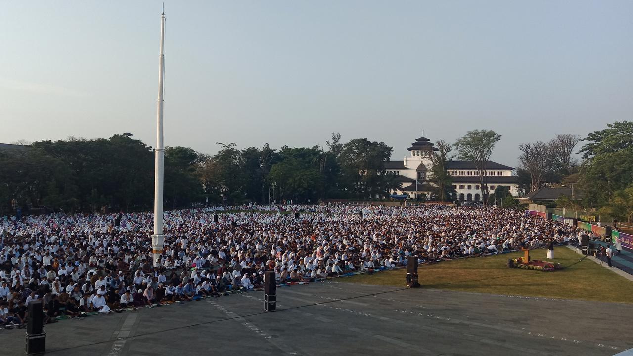 Ribuan warga salat Id