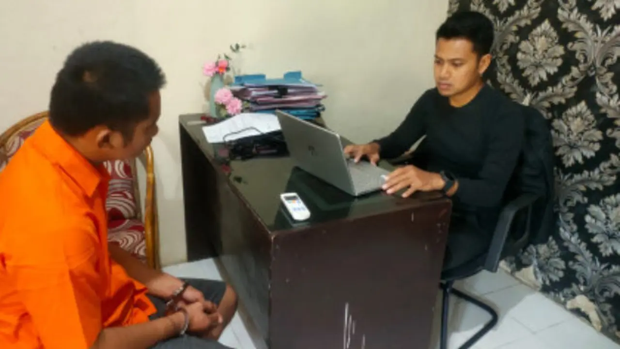 Pelaku penipuan, FS (30) saat diamankan polisi