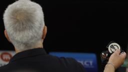 Pelatih AS Roma, Jose Mourinho memberikan medali kepada suporter setelah pertandingan final Liga Europa 2022/2023 yang berlangsung di Stadion Puskas Arena, Hungaria, Jumat (01/06/2023) dini hari WIB. (AFP/Odd Andersen)