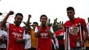 Yel dukungan untuk Alfin Tuasalamony. (Bola.com/Arief Bagus)