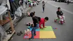 Anak-anak bermain di dekat tenda keluarga mereka yang didirikan di sebuah jalan di luar kamp pengungsi Eleonas di Athena (20/11/2019). Sekitar 14 pengungsi Afghanistan, termasuk keluarga dengan anak-anak, tinggal di luar kamp dalam tenda, tanpa fasilitas apa pun. (AFP/Louisa Gouliamaki)