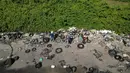Dalam satu hari, gerakan ini mampu mengumpulkan lebih dari empat ton sampah yang diangkut dari pulau tersebut. (Pablo PORCIUNCULA/AFP)