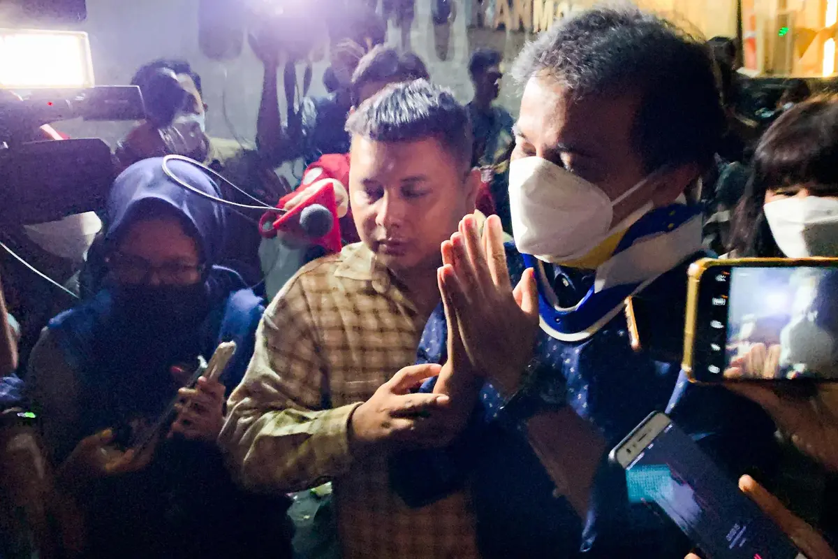 Dengan Menggunakan Pelindung Leher, Roy Suryo Bungkam Usai Pemeriksaan Lanjutan