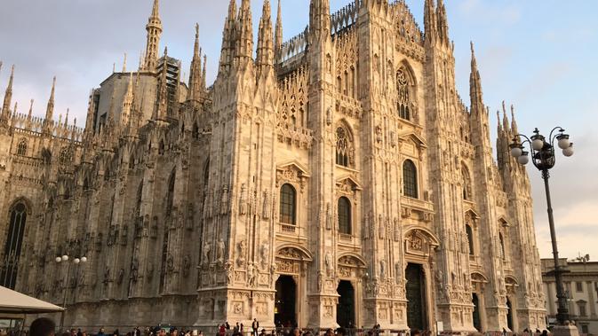 Kawasan Piazza del Duomo merupakan lokasi favorit turis yang berkunjung ke Milan. Di kawasan ini terdapat gereja tua Milan Cathedral yang megah. (Liputan6.com/Marco Tampubolon)