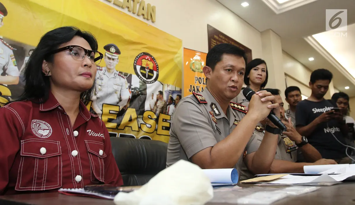 Kapolres Metro Jakarta Selatan, Kombes Pol Iwan Kurniawan bersama Kasat Res Narkoba Kompol Vivick memberi keterangan saat rilis penangkapan narkoba dengan tersangka DM dan DMT di Polres Jakarta Selatan, Jumat (11/8). (Liputan6.com/Herman Zakharia)