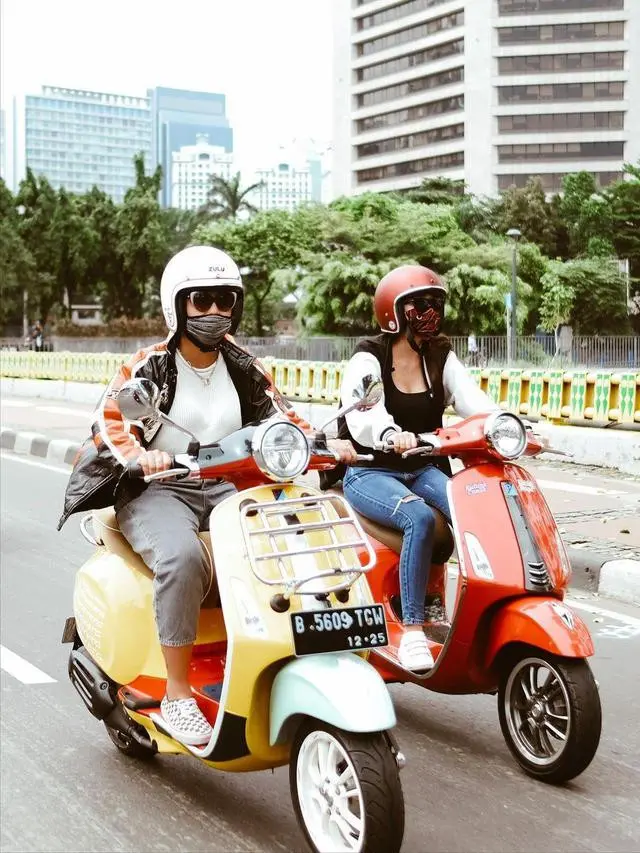 Awkarin naik Vespa (Instagram/@awkarin)