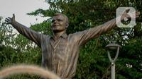 Patung Kosmonaut Rusia Yuri Alekseyevich Gagarin atau akrab disebut Yuri Gagarin yang diletakkan di Taman Mataram, Kebayoran Baru, Jakarta, Minggu (14/3/2021). Pemberian hadiah patung itu menjadi penanda 70 tahun hubungan bilateral antara Indonesia-Rusia atau Uni Soviet. (Liputan6.com/Faizal Fanani)