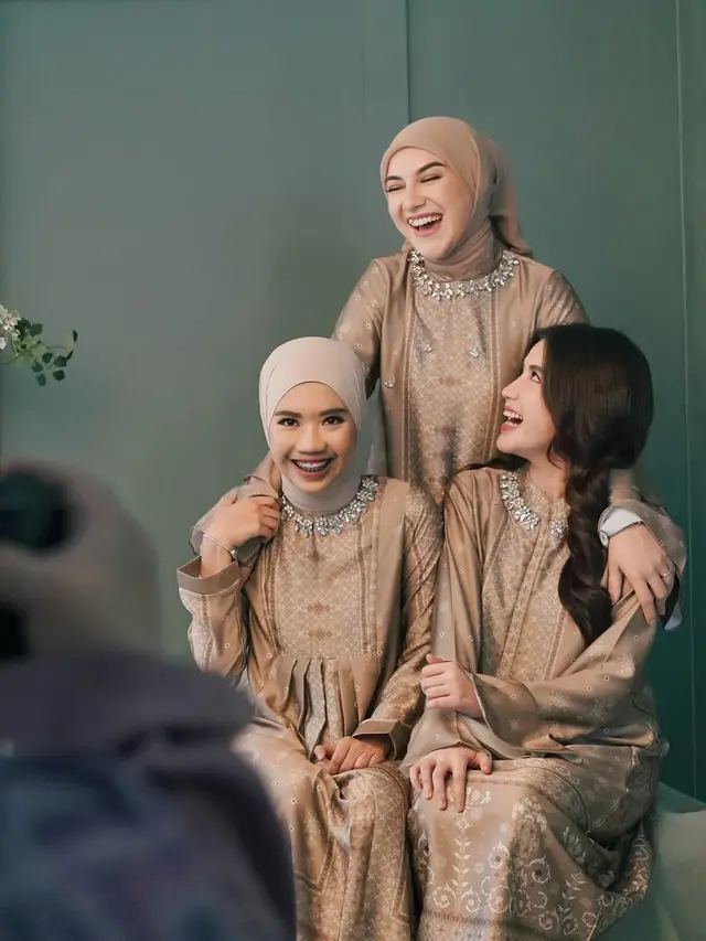 Gaya Pemotretan Irish Bella dengan Dua Anak Sambung (Foto: Instagram @_irishbella_)