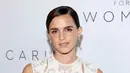 Emma Watson menghadiri makan malam The Kering Foundation's Caring for Women di The Pool on Park Avenue, New York City, Amerika Serikat, 15 September 2022. Aktris berusia 32 tahun itu tampak anggun dalam balutan gaun putih tipis dengan detail renda bunga yang rumit saat berpose di The Pool on Park Avenue. (Dia Dipasupil/Getty Images/AFP)