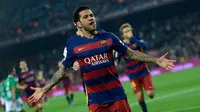 Bek Barcelona, Dani Alves, merayakan gol ke gawang Villanovense pada babak 32 besar Copa del Rey di Camp Nou, Barcelona, Kamis (3/12/2015) dini hari WIB. (AFP/Lluis Gene)
