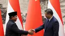 Presiden Indonesia Prabowo Subianto (kiri) berjabat tangan Presiden China Xi Jinping dalam upacara penandatanganan di Aula Besar Rakyat di Beijing pada 9 November 2024. (FLORENCE LO/POOL/AFP)