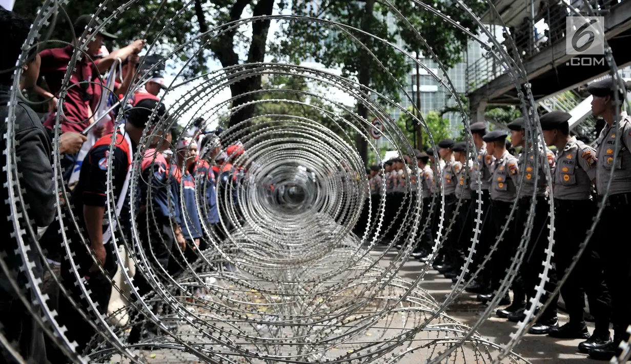 Polisi memblokade jalan saat peserta aksi dari sejumlah elemen buruh memperingati Hari Buruh Internasional di kawasan Jakarta, Rabu (1/5/2019). Buruh dari berbagai daerah di Jabodetabek serentak turun ke jalan menuju Istana Negara untuk menyuarakan 7 tuntutan. (merdeka.com/Iqbal S Nugroho)