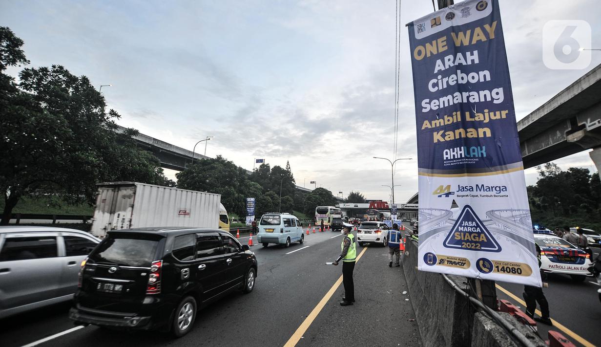 <p>Spanduk pemberitahuan lalu lintas terpasang saat pemberlakuan sistem one way di ruas Tol Jakarta-Cikampek KM 47, Karawang, Jawa Barat, Kamis (28/4/2022). Kebijakan one way di ruas Tol Jakarta-Cikampek KM 47 hingga Tol Kalikangkung KM 414 diterapkan mulai hari ini sebagai upaya mengurai kemacetan kendaraan para pemudik. (Liputan6.com/Iqbal S. Nugroho)</p>