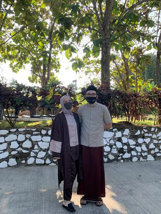 “Tiap malem minggu gak ada waktu buat aku, krn dia harus pengajian dan di pengajian gak bs bawa2 pacar (nanti klo udah jd istri) dulu sihhhh ini suka sebel kan pgn malem mingguan gt," ungkap Tya Ariestya. (Instagram/tya_ariestya)