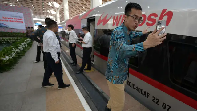 Jokowi Resmikan Kereta Cepat Jakarta-Bandung