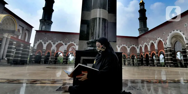 FOTO: Memperbanyak Ibadah Selama Ramadhan di Masjid Kubah Emas