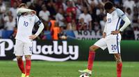 Reaksi dua pemain Inggris, Wayne Rooney (kiri) dan Dele Alli, setelah timnya kebobolan dari Islandia pada babak 16 besar Piala Eropa 2016 di Allianz Riviera, Nice, Senin (27/6/2016). (AFP/Tobias Schwarz)