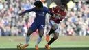 Aksi pemain Chelsea, Willian (kiri) dan pemain Manchester United, Alex Sanchez saat berebut bola pada lanjutan Premier League di Old Trafford stadium, Manchester, (25/2/2018). Manchester United menang 2-1. (AP/Rui Vieira)